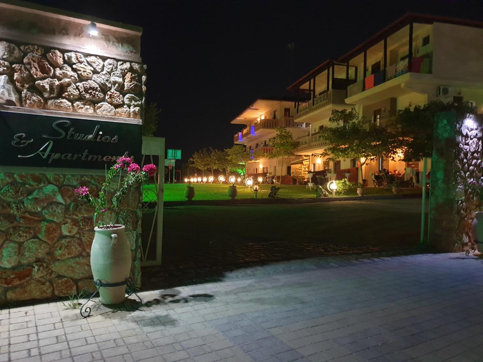Aroma Studios And Apartments 보우르보우로우 외부 사진